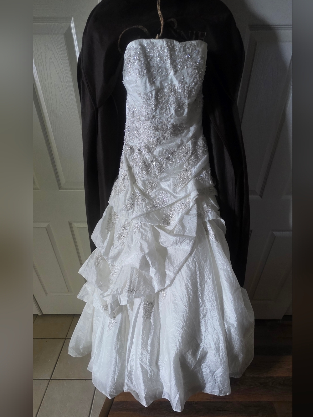 Enzoani Bellgrade Wedding Gown Size 10 Never Worn Or Altered.